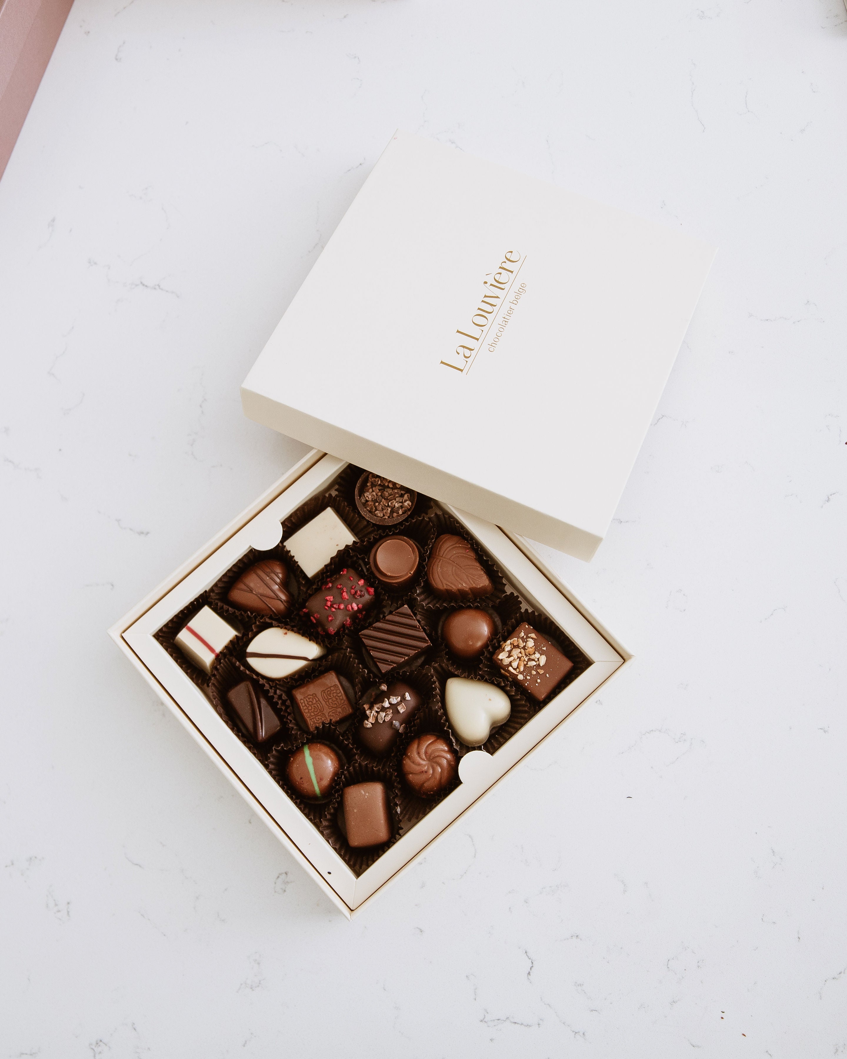Praline Gift Box of 18 pcs 8.6 oz / 243 g | La Louviere Chocolatier