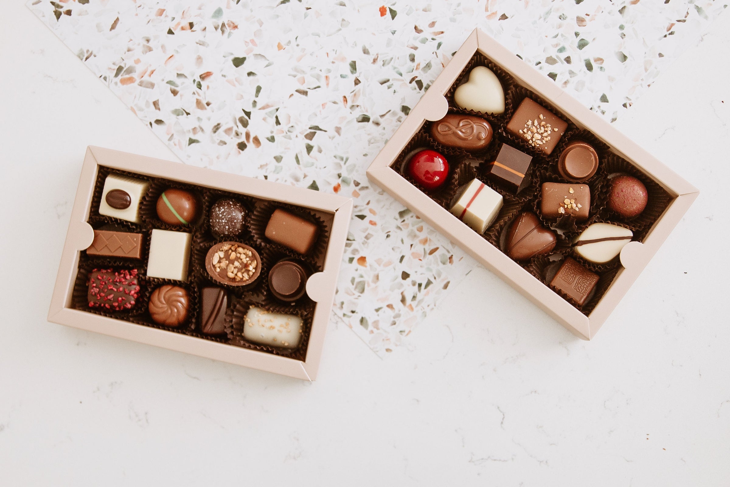 Praline Gift Box of 18 pcs 8.6 oz / 243 g | La Louviere Chocolatier